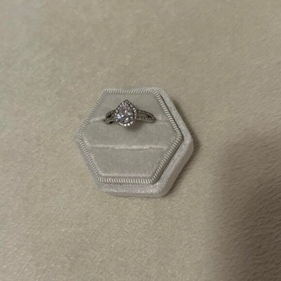 Women's White Zirconia Teardrop/Pear Shaped Cut Ring on a Split Silver Band - Picture 6 of 9